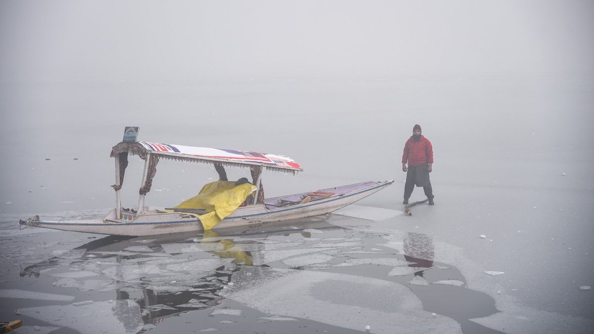 Fotky ze zamrzlého Kašmíru: Takovou zimu tu neměli 30 let